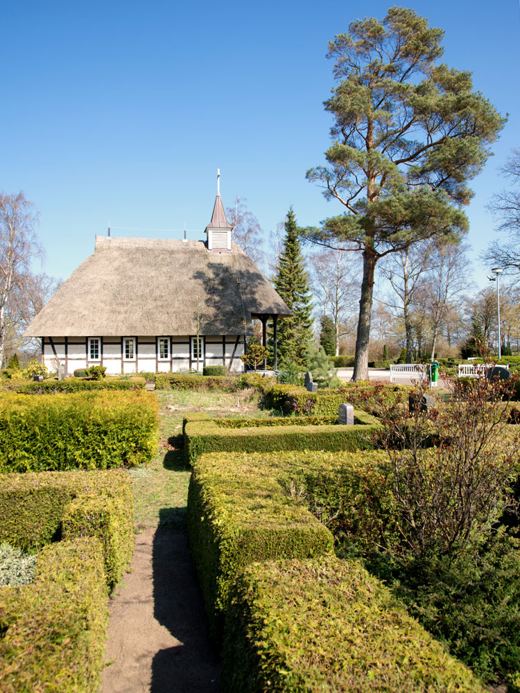 Blick zur Kapelle vom Neuen Friedhof Ostseebad Kühlungsborn – Foto: G. Lang