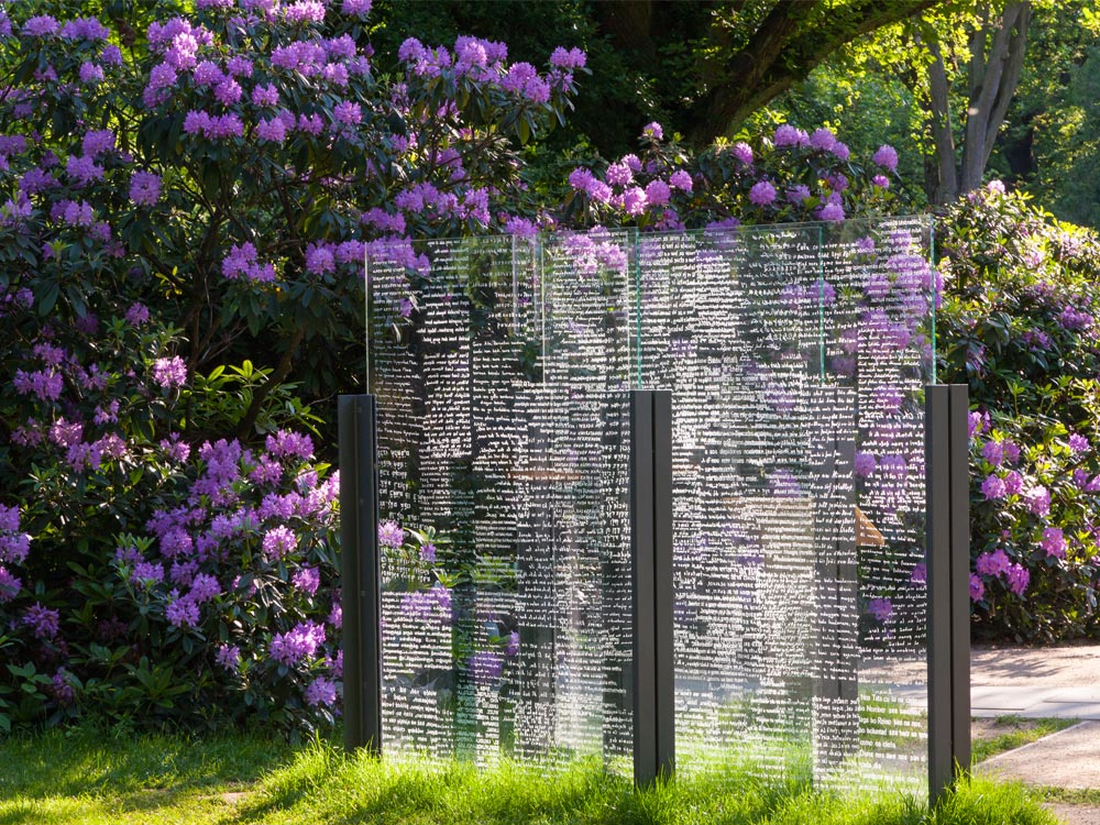 Nahe des christlichen Gartens befindet sich eine Vater-Unser-Wand, auf der das Vater-unser in 80 Sprachen geschrieben steht – Foto: S. Nolting