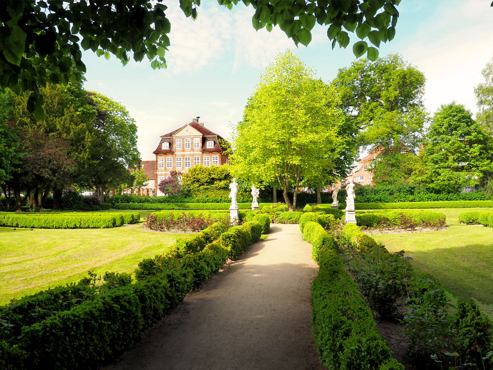 Im barocken Teil des Gartens gliedern symmetrisch angepflanzte Hecken den Raum – Foto: G. Lang