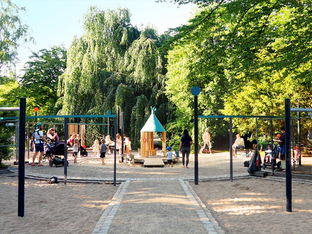 Umnutzung eines der vier Sitz-Rondelle, im südwestlichen Quadrant zu einem „Kleinkinderspielplatz“ – Foto: Gudrun Lang